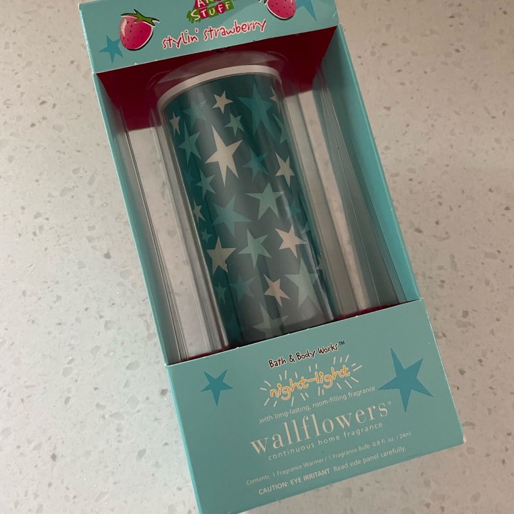 Bath & Body Works "Stylin' Strawberry" Wallflower night light & fragrance New